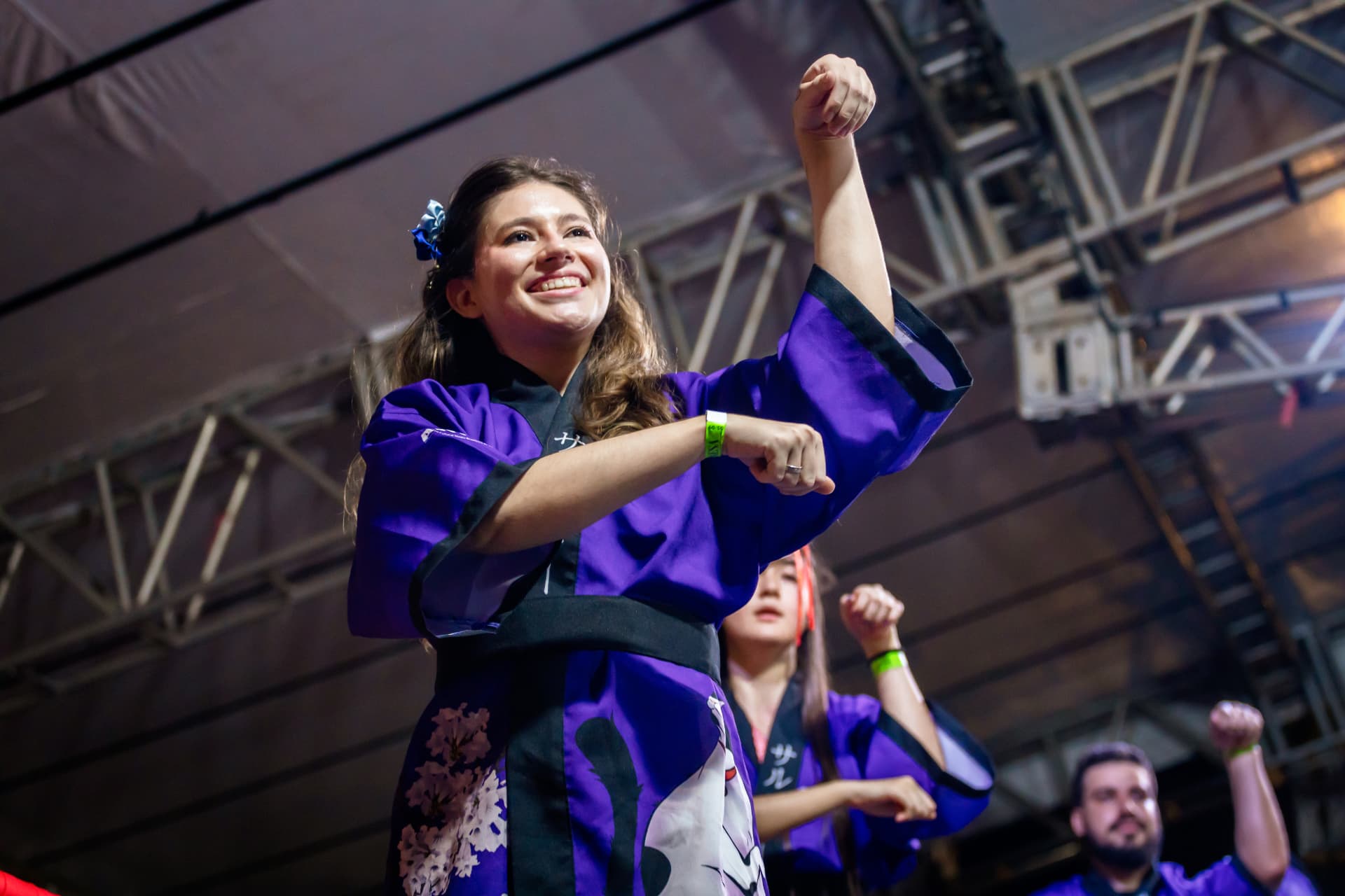 Dançarinas de Bon Odori em happi roxo durante o Festival da Cultura Japonesa
